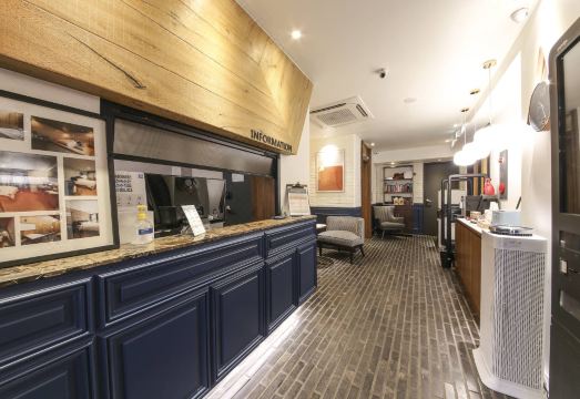 객실 내부 가구 배치