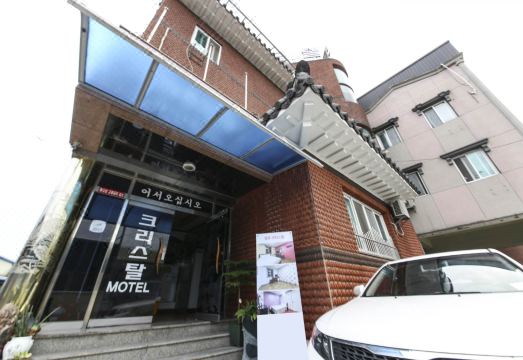 크리스탈모텔의 내부 복도 이미지