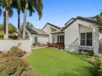 Amazing Canal House with Private Jetty, Gym & Pool