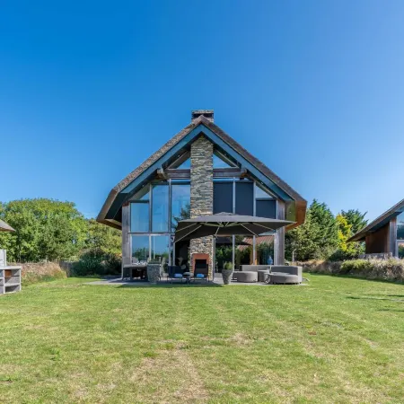 Stylish Overnight Stay With a hot tub and Atmospheric Fireplace