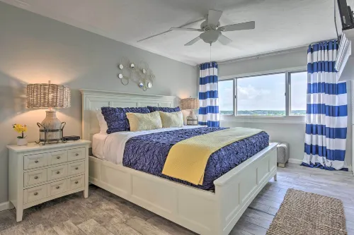 Pinnacle Port Getaway w/ Ocean View + Pool Access! - parking