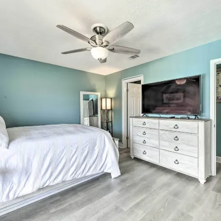 Panama City Condo w/ Balcony & Pool, Walk to Beach