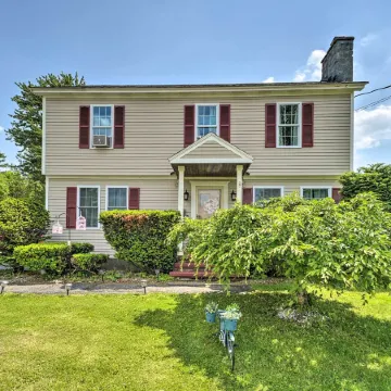 Stylish Suburban Getaway, 10 Miles to Royal Mtn!