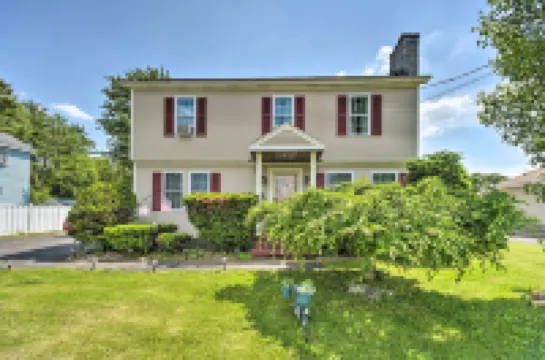 Stylish Suburban Getaway, 10 Miles to Royal Mtn!