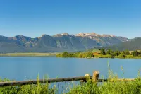 Lakefront Henrys Lake Cabin: w/ Mtn & Lake Views! - Jacuzzi