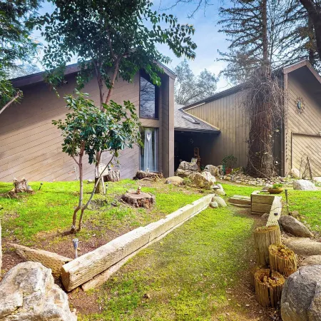 Yard & Patio: Quiet & Well-Stocked Riverside Home