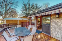 Lake-view, Dog-friendly 5BR w/ Fireplaces, Deck - 3 Sao