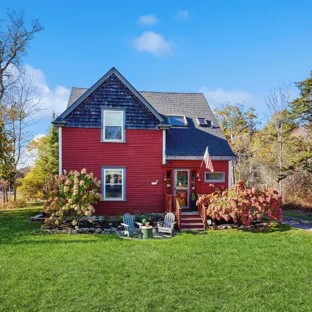 4BR House w/ Kitchen, Jetted Tub, Wifi + gas Grill