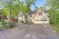 3 Mi to Roswell Riverwalk: Spacious Getaway! - 4-Star