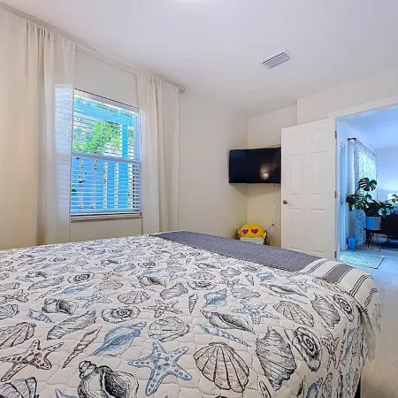 Charming Ground Level Resort Style 3unit condo unit B a few steps from the beach