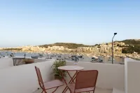 Modern SEAFRONT 2BR APT w Terrace & View - Homestays
