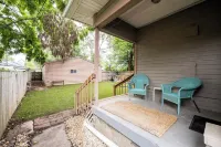 Spacious Duplex for 14 in Downtown - Bungalows