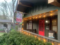 Cozy Cabin with river frontage yards from river launch for kayaking or fishing.