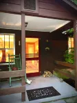 A Cozy Creekside Hideaway for Two — Fireplace, Hot Tub & Quiet Woods