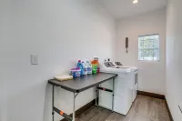 Fully Updated! Prime Riverside Spot Near Dtwn - Homestays