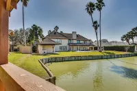 Pool & Game Room: Waterfront Harlingen Home - Bãi đậu xe