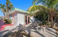 Pool - Free Parking - Apartment - 500 Feet from Beach