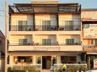 Roadhouse Hotels near Wat Pho Chai Phra Aram Luang