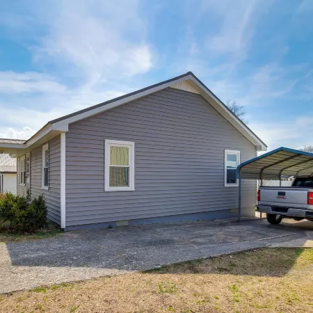 Lakes, Whiskey & More! Charming Home in Tullahoma