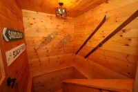 Cozy Log Cabin, Sleeps 6, Pet Friendly!