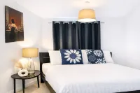 Deluxe En-suite Room w FastWiFi, Free Parking & Equipped Kitchen