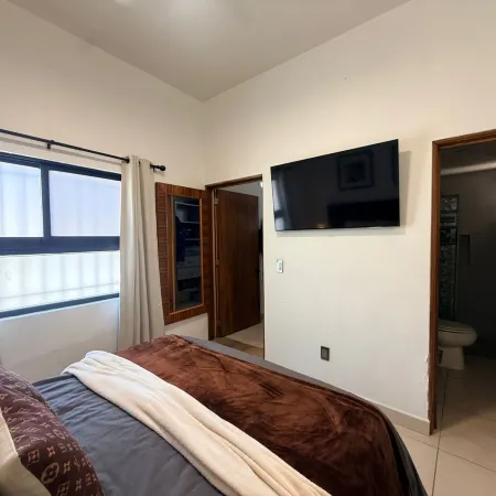 1 Bedroom Guest House - Walk to Everything - Roof Patio - Gym - Pickleball Court