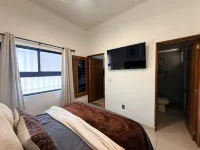 1 Bedroom Guest House - Walk to Everything - Roof Patio - Gym - Pickleball Court