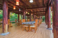 Golden Mountain Hostel - Bed and Breakfasts
