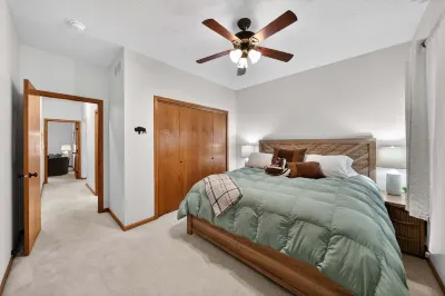 Quiet Lincoln Gem 3 King Brs Garage 3 Bedroom Home Hotels in 