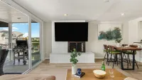 Seabright Sky by Avantstay Top-floor West Newport Retreat Balcony Near Beach + Cafes