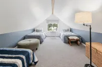 Beautiful 4-bedroom  Lake Front Cottage with HOT TUB & rentable BOAT