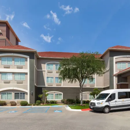 La Quinta Inn & Suites by Wyndham Laredo Airport