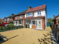 Stylish 5 Bed Surrey Home with Garden Hotels in Leatherhead