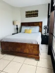 PENTHOUSE HIDEAWAY: BEACH LOVERS' ROMANTIC HAVEN - VIEWS to INFINITY!