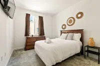 Modern Family Townhome: 4BR/44BA Pool & EV Charger - Kitchen