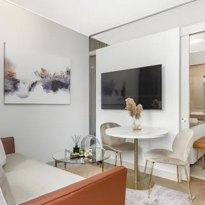 One Rosebank Executive Apartment Hotel Các khách sạn gần Đập Emmarentia