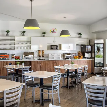 Super 8 by Wyndham Winnipeg West