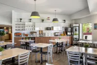 Super 8 by Wyndham Winnipeg West - 3-Star