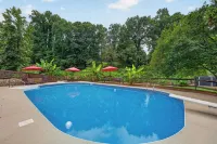 Cozy, Pet-Friendly Retreat in Hickory w/ Fire Pit! - Bintang 3