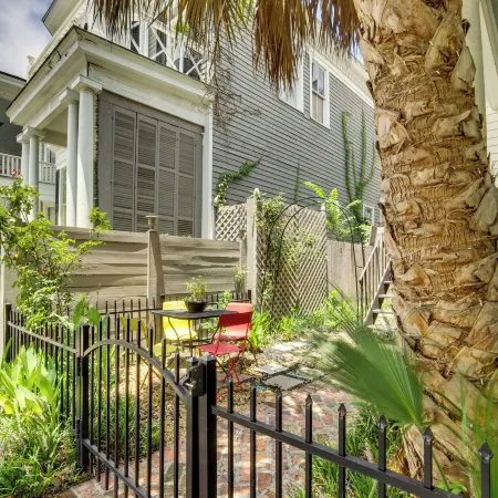 1 Mi to Scad! Historic Savannah Haven w/ Patio