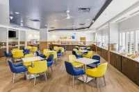 Comfort Suites Maingate East - СПА