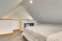 < 1 Mi to Main St: Quiet Home w/ Yard in Stockdale - 2-Star
