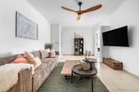 Charming apartment with AC in living, garden and walking distance to the ocean! - 2 estrellas