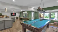 Luxurious Chalet in Blakeslee: Game Room, Hot Tub, Lake Access, Fire pit - Alppimaja