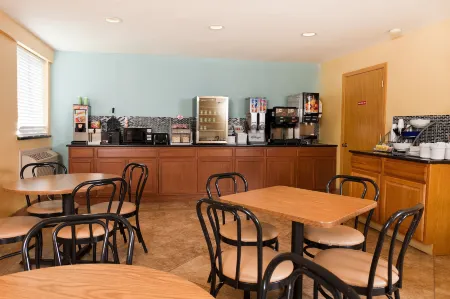 Super 8 by Wyndham Wichita Airport