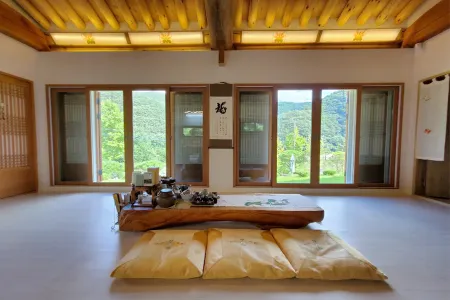 Andong Song GYE Heon Hanok Stay Отели рядом с достопримечательностью «Byeongsanseowon Confucian Academy»