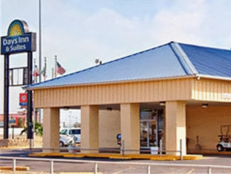 Days Inn & Suites by Wyndham Laredo