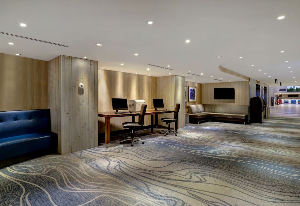 2. 엠버시 스위트 ..