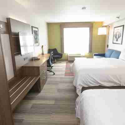 Holiday Inn Express & Suites Iron Mountain Rooms