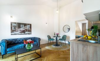 Top Floor Apartment with Terrace, King Bed & Air Conditioning in Krems City